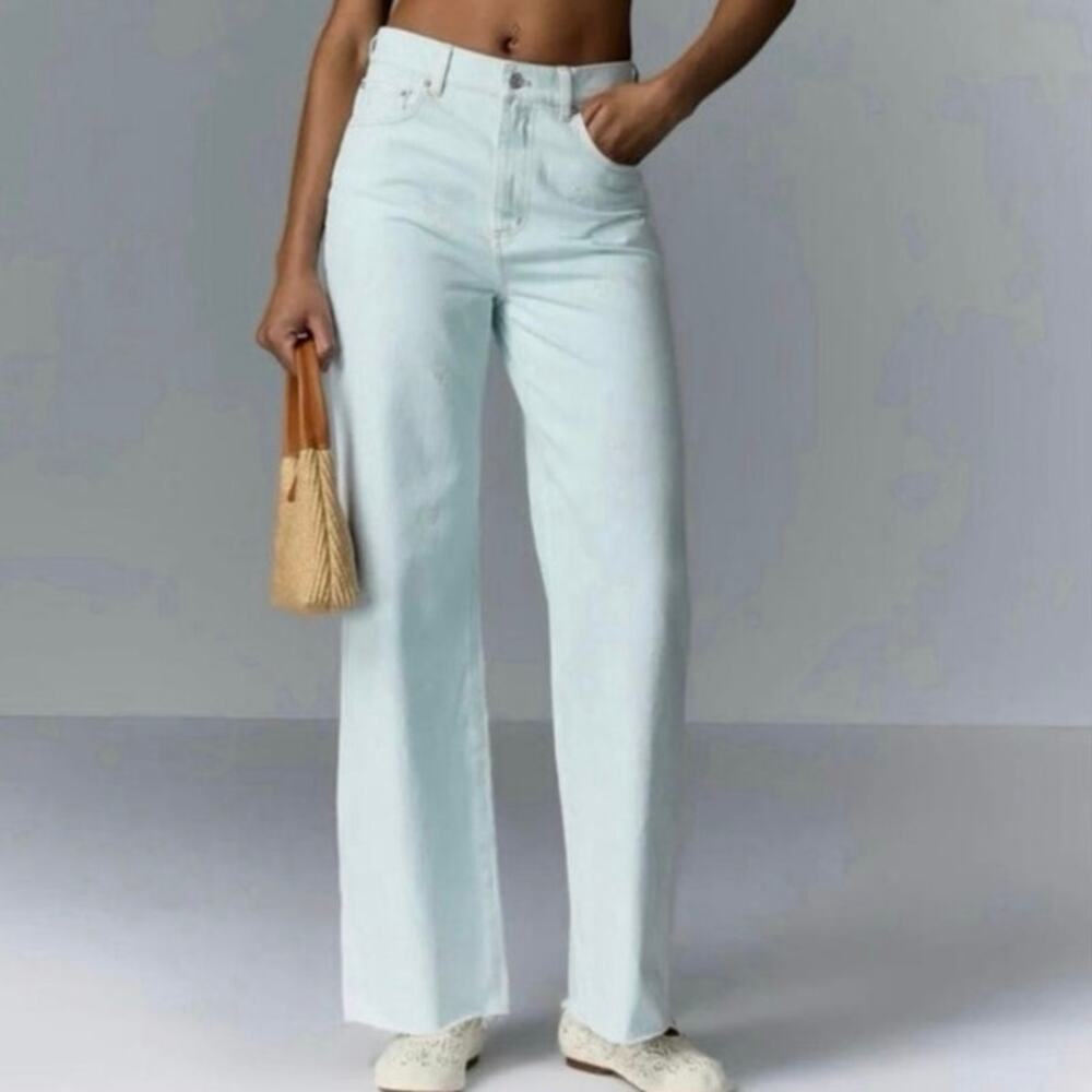 ‼️Stains. LE JEAN Bow Embroidered
Column Jeans Size 27